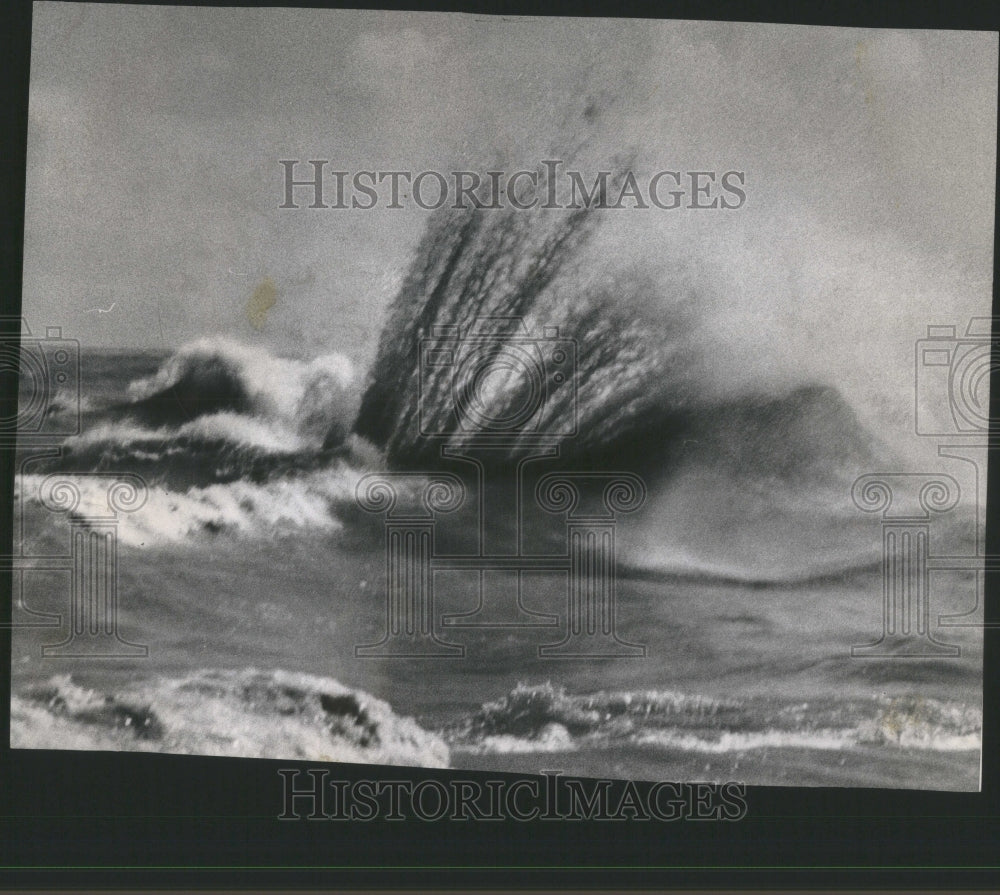 1960 Press Photo Unique Wave Formation Oak St. Beach