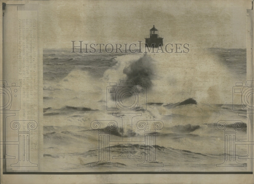 1966 Press Photo Lake Michigan Lighthouse Crashing Wave