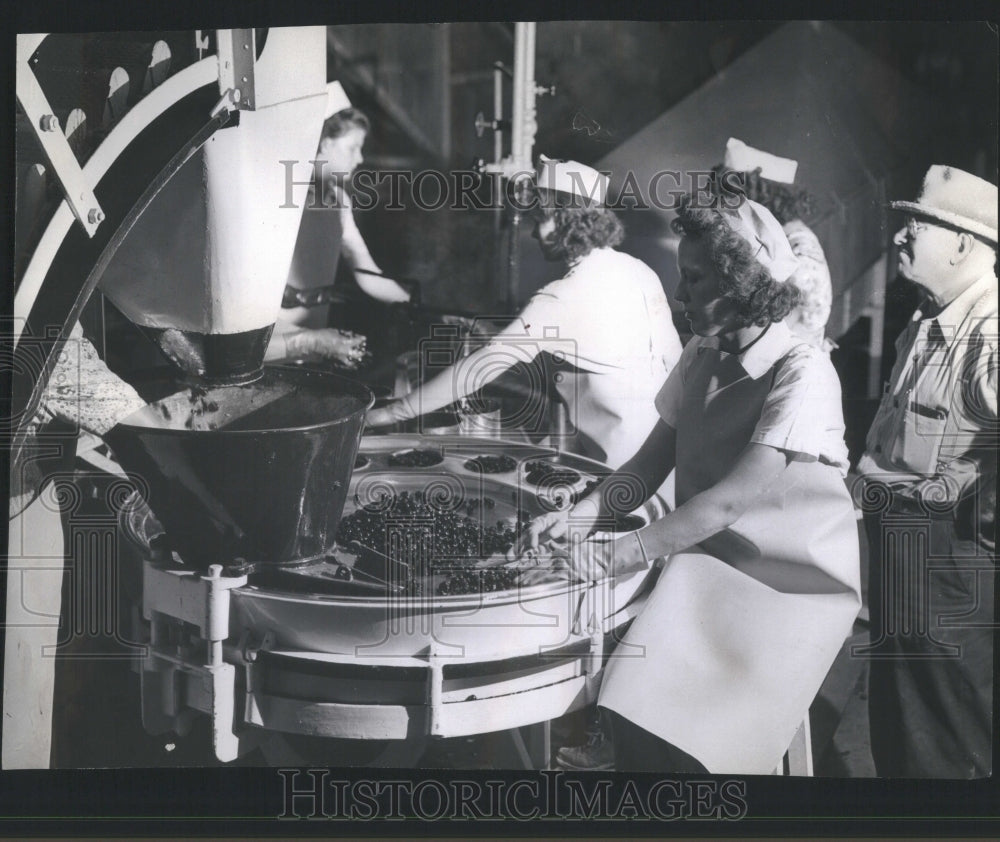 1944 Press Photo Hopper Cherries W Augustine Can