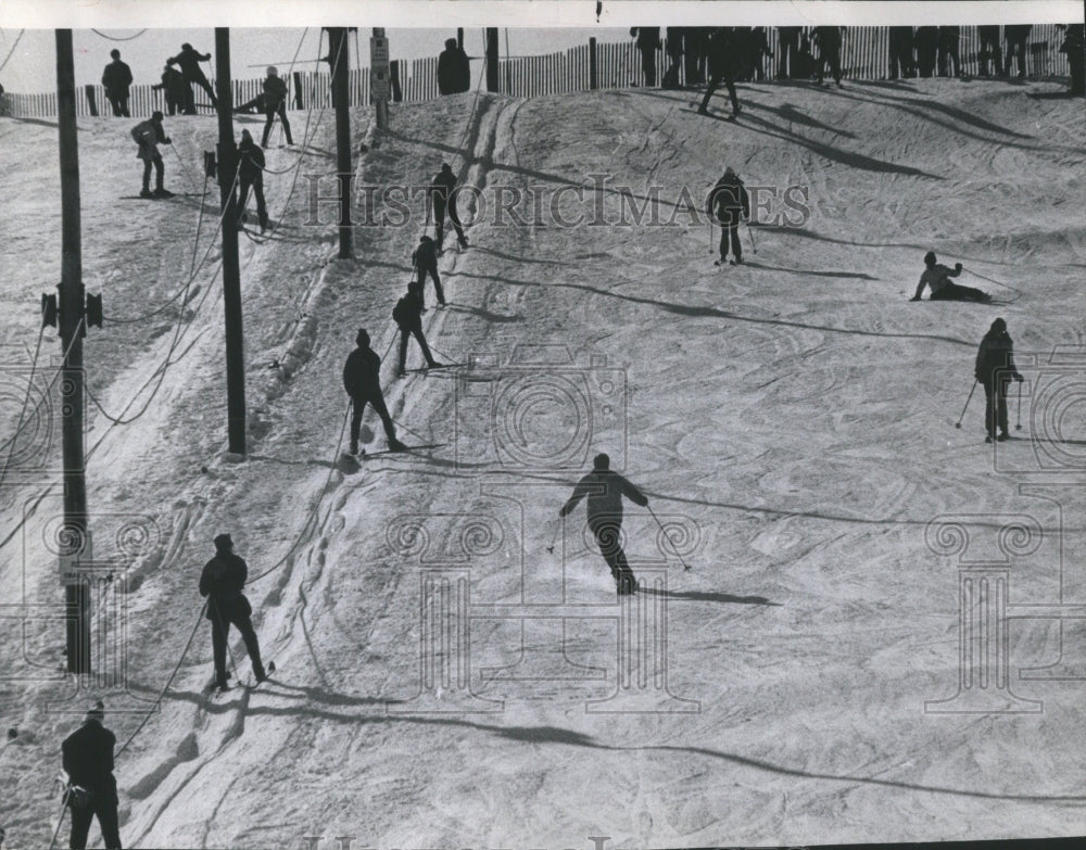 1970 Press Photo Skiing At Four Lakes Village In Lisle