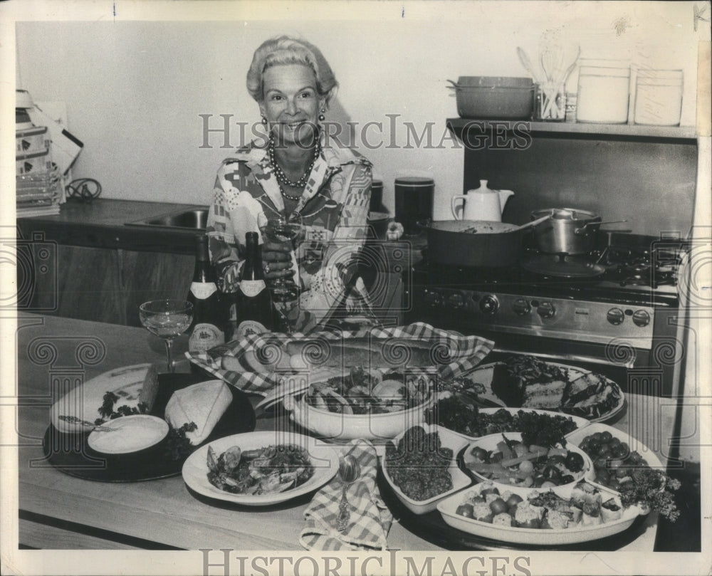 1975 Press Photo Loni Kuhn California Wine