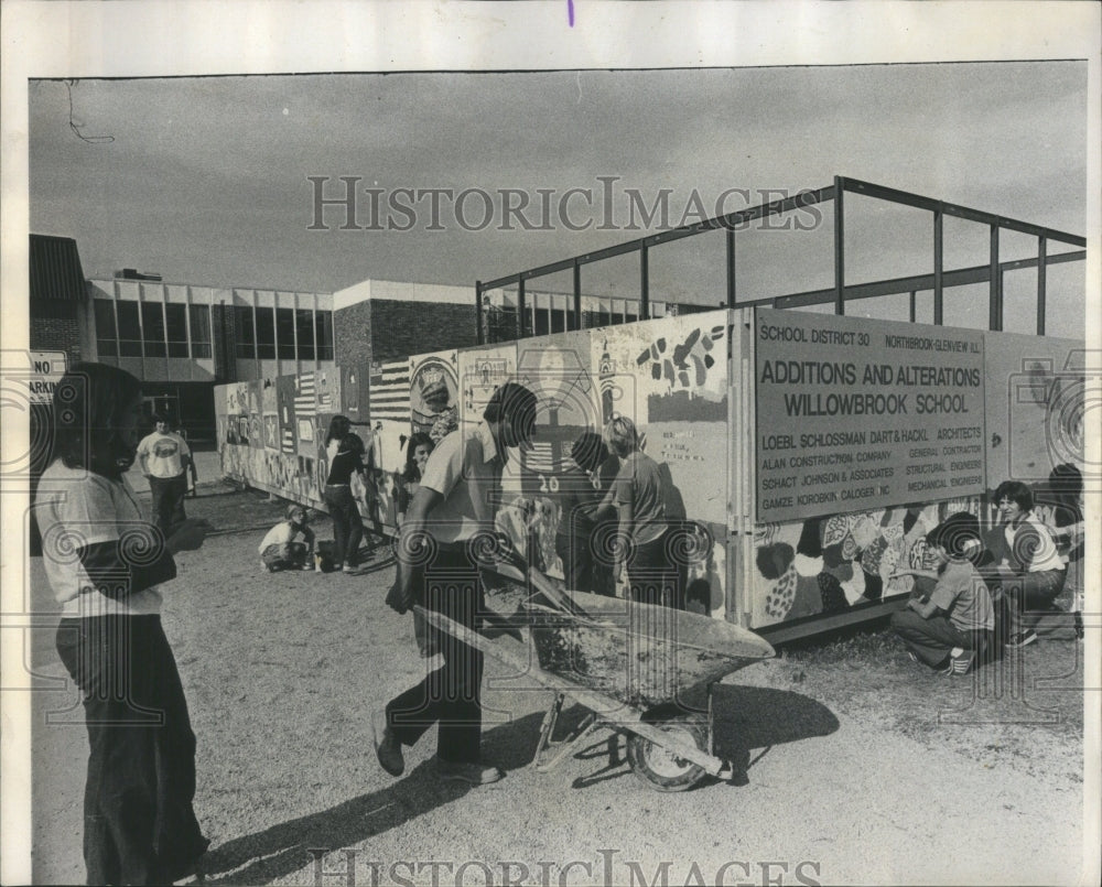 1975 Press Photo Willowbrook Students Paint Fence