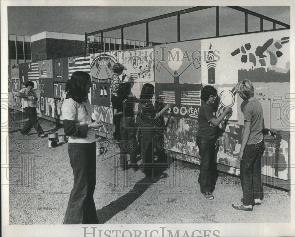 1975 Press Photo Teacher Mrs.Tarryl Saite Kids Paint