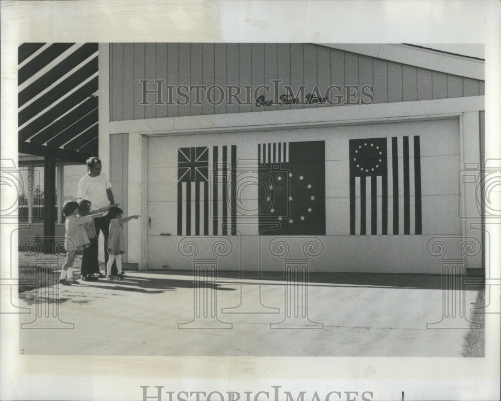 1976 Press Photo Home garage door with Bicentennial sym - Historic Images