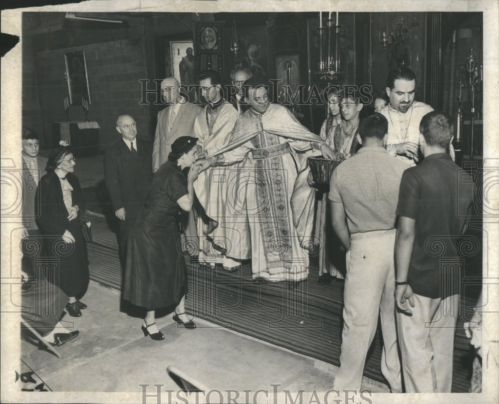 1952 Press Photo Passing out bread Andrew Basil Pastor