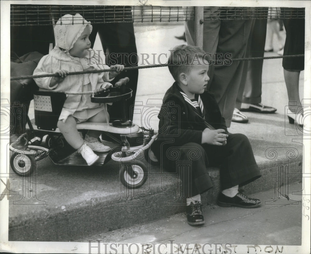 1943 Press Photo Shirley Kenneth Amelia Lyons Parade