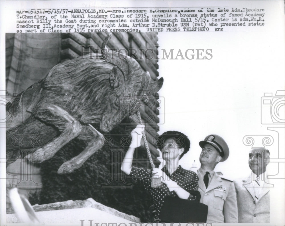 1957 Press Photo Mrs. Theodore Chandler Unveils Statue