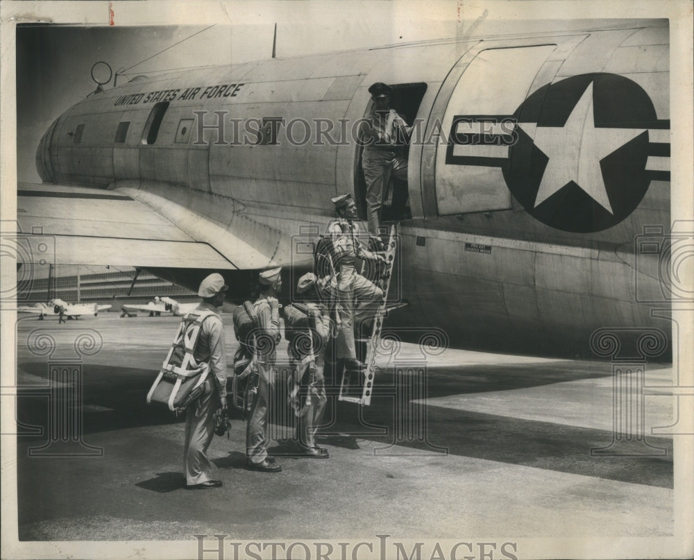 1950 Press Photo Officer Of The Wing Parachute Training