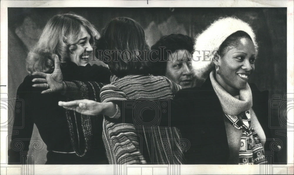 1975 Press Photo Teacher Student Childern School Shop