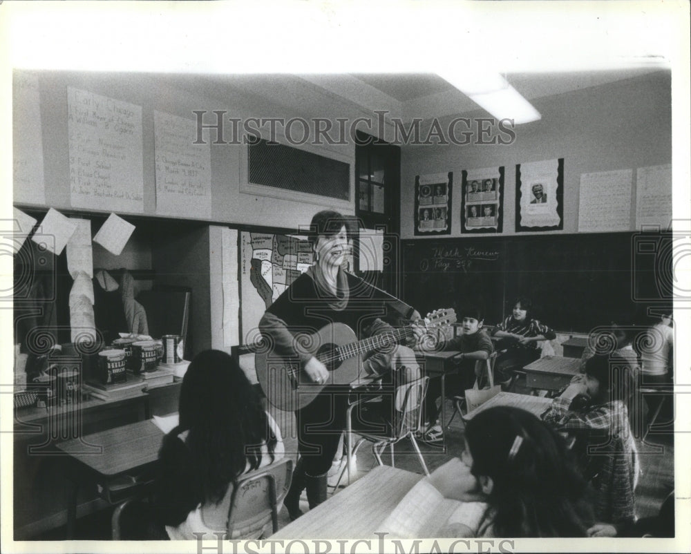 1983 Press Photo Carol Weston Christmas Lafayette Kids