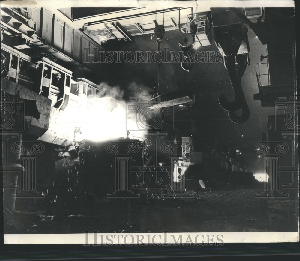 1965 Press Photo Last ladle of steel is poured