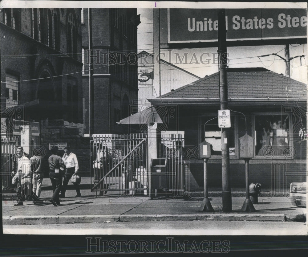 1975 Press Photo Workers at the U.S. Steel come and go.