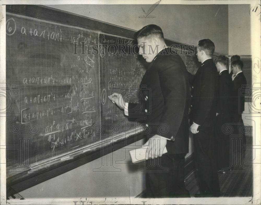 1937 Press Photo Navy students at blackboard