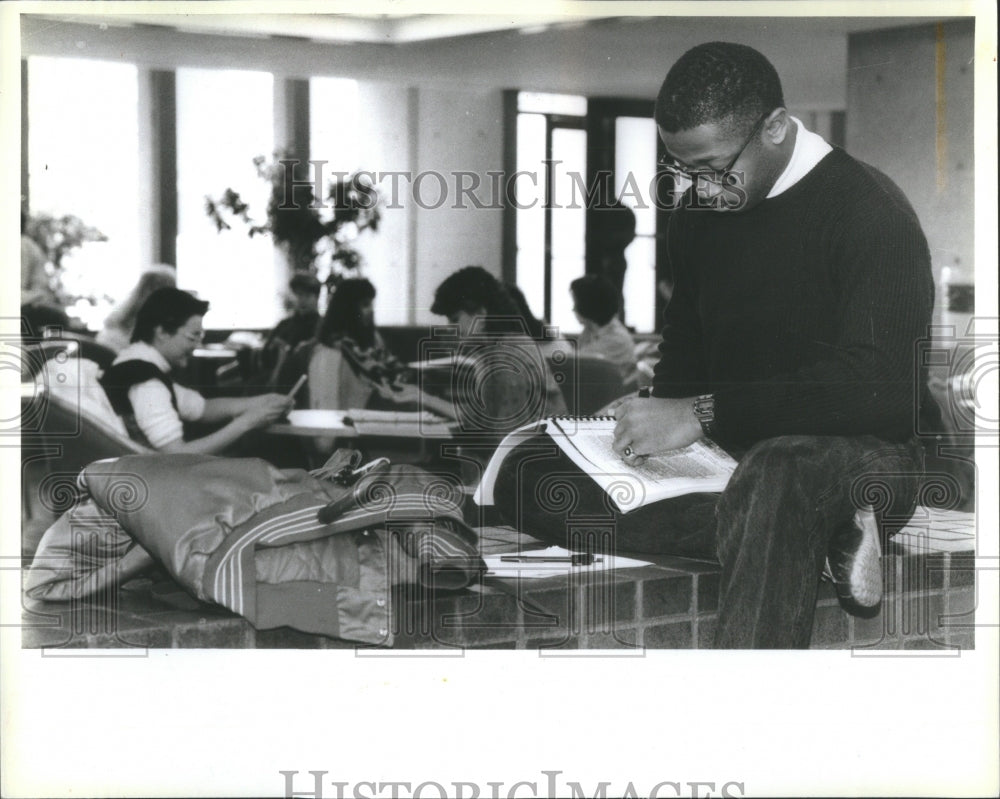 1988 Press Photo Peevy studies in the student center