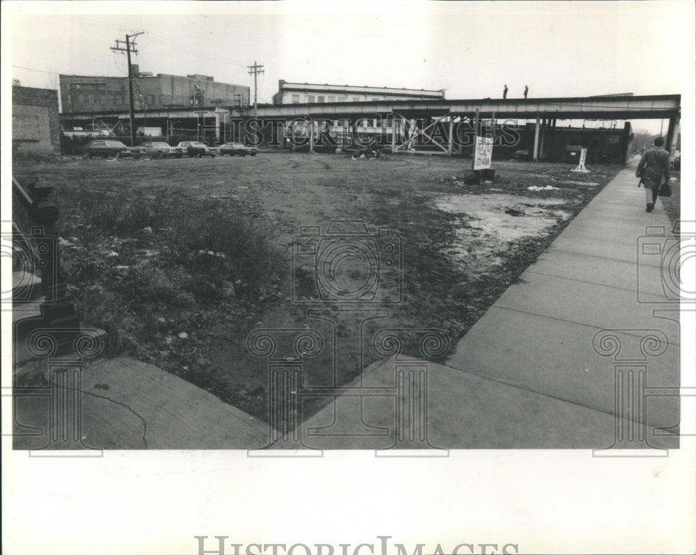 1985 Press Photo New apartments to be built on lot.