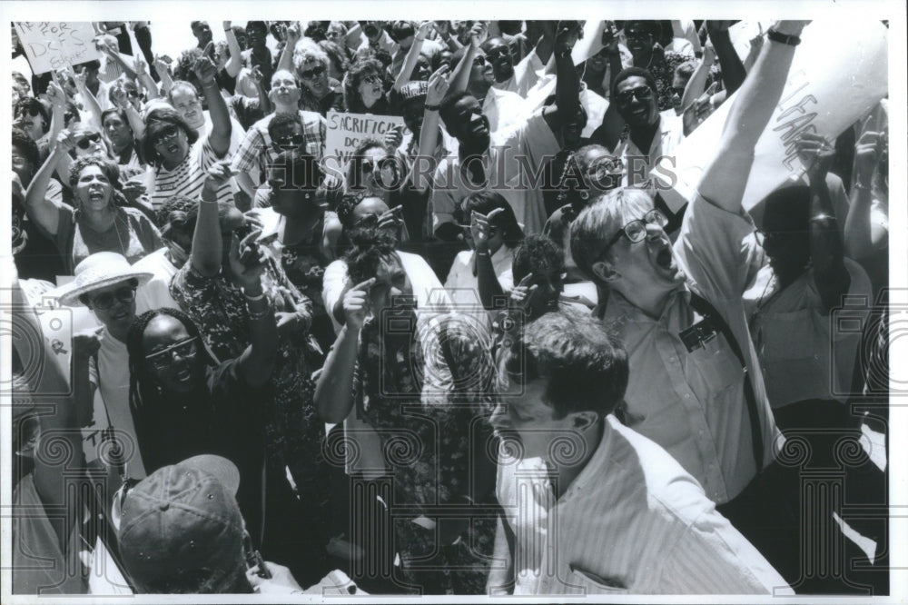 1993 Press Photo DCFS protest-point at Gov.Edgar office