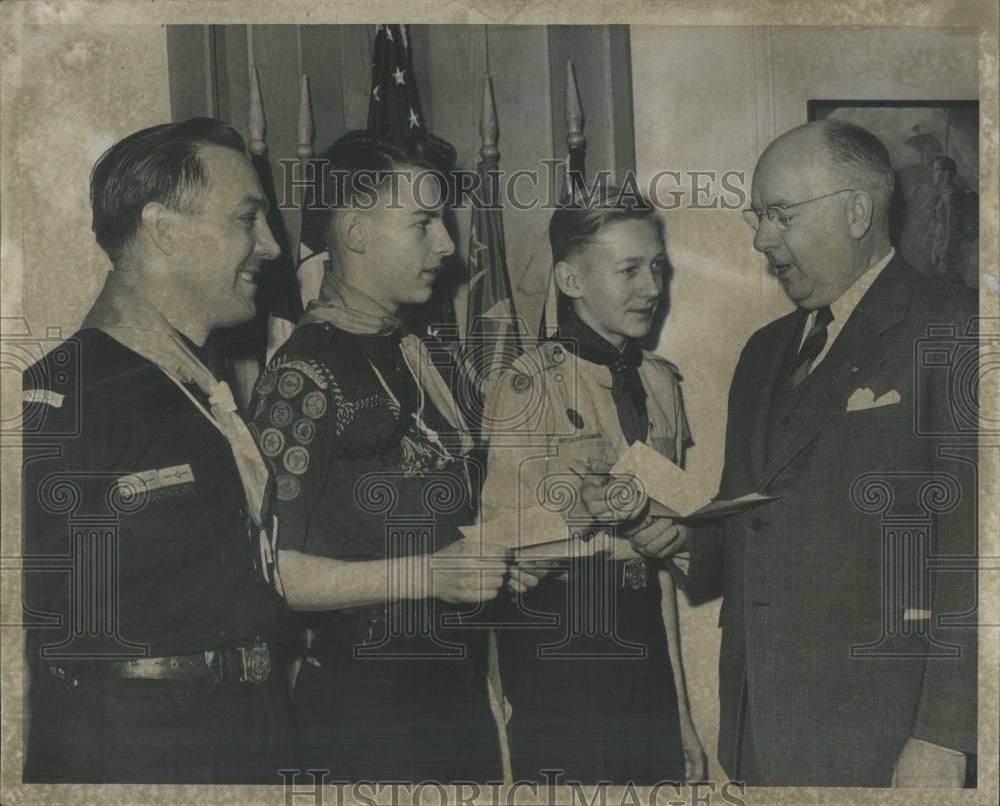 1947 Press Photo Scouts Leader &amp; Exec. w/ young scouts