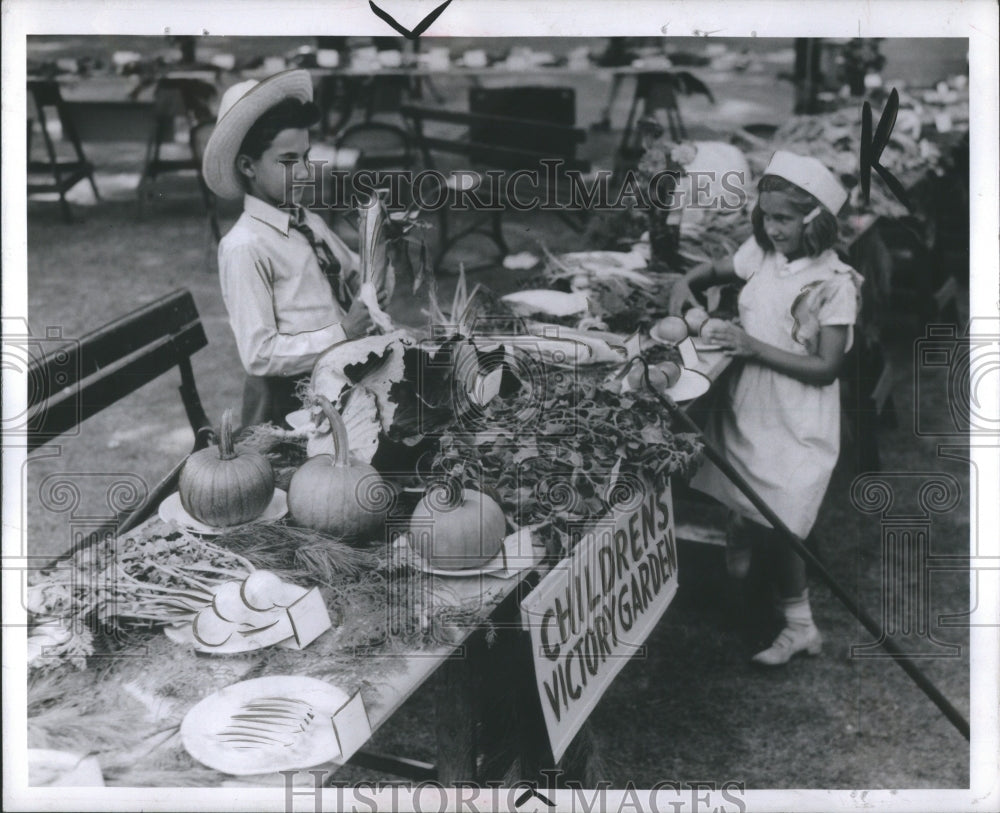 1943 Warren & Laura Jayne Detroit Gardens - Historic Images