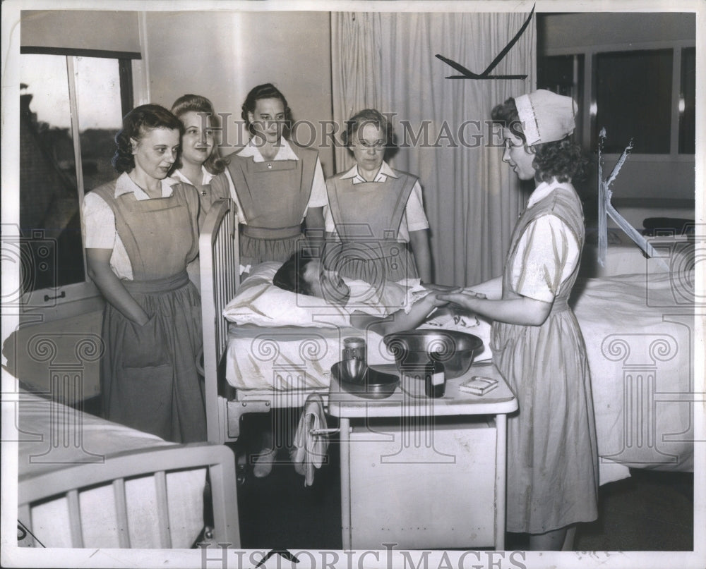 1942 Press Photo WWII Red Cross Hospital Nurse Training