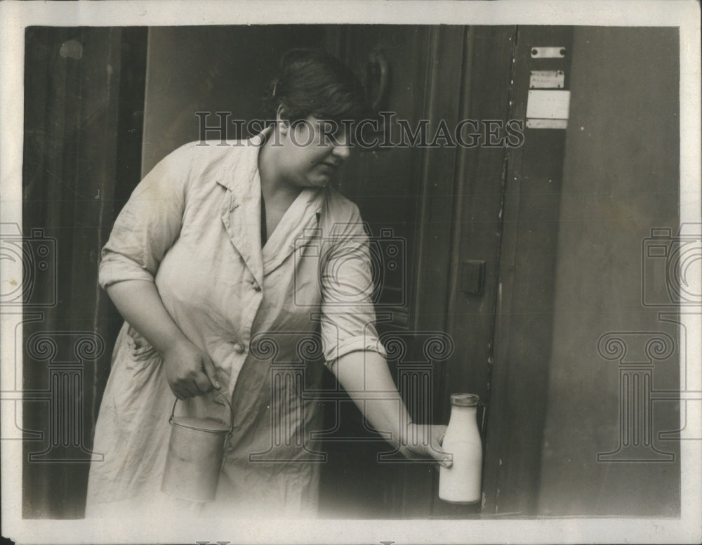 1922 Press Photo Clip Milk Bottles Housewife Supplies