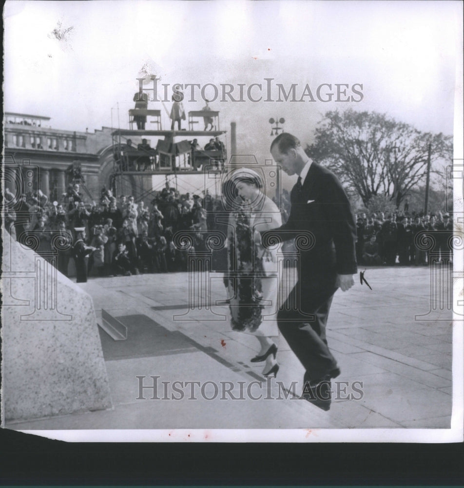 1957 Press Photo Queen Elizabeth Canada Trip Event