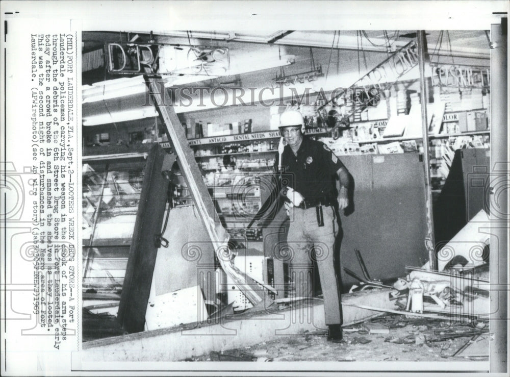 1969 Press Photo Looters Wreck Drug Store Police Weapon