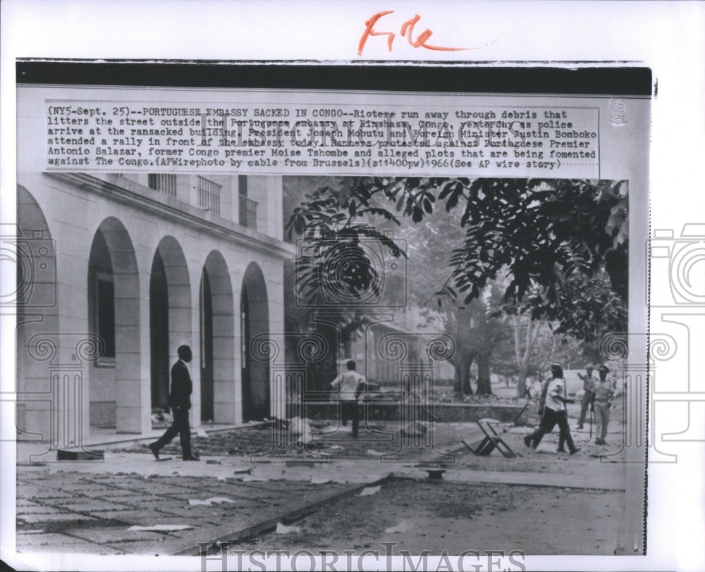 1966 Press Photo Rioters run from police at embassy