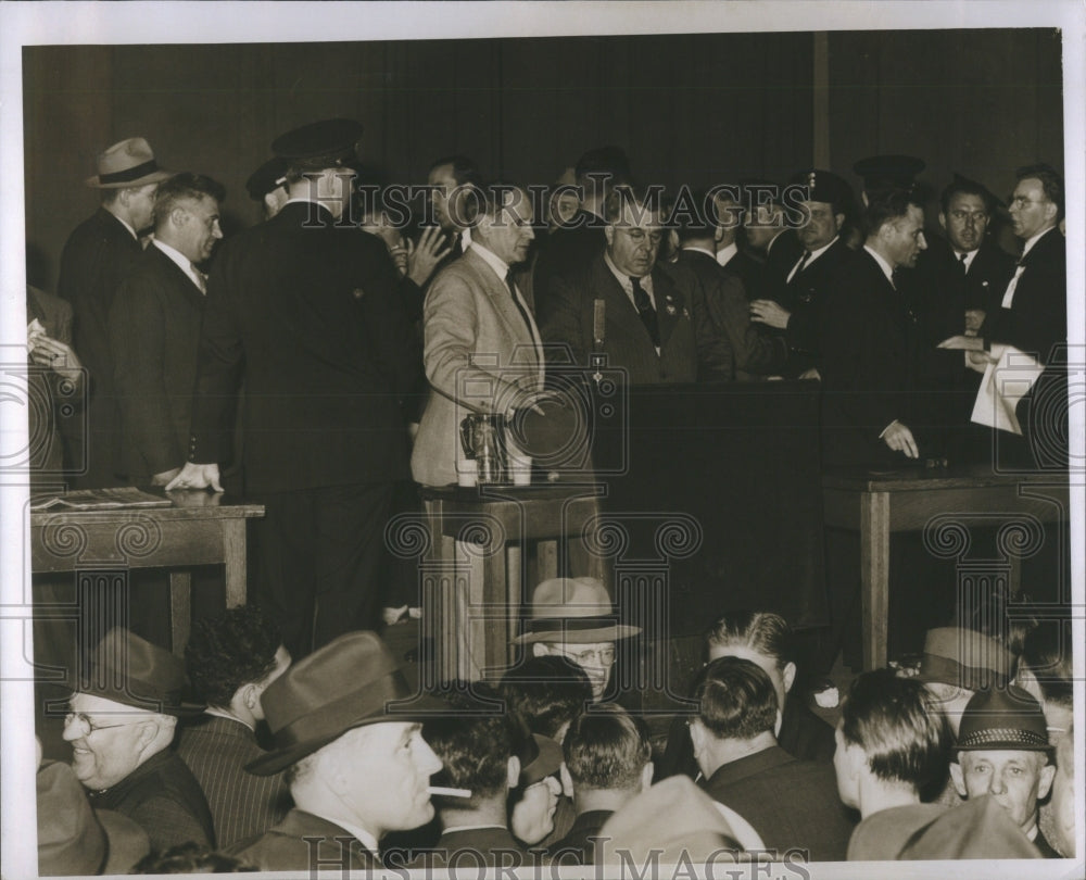 1940 Press Photo Crowdarround Clyde M Fnd NoslumnClyce