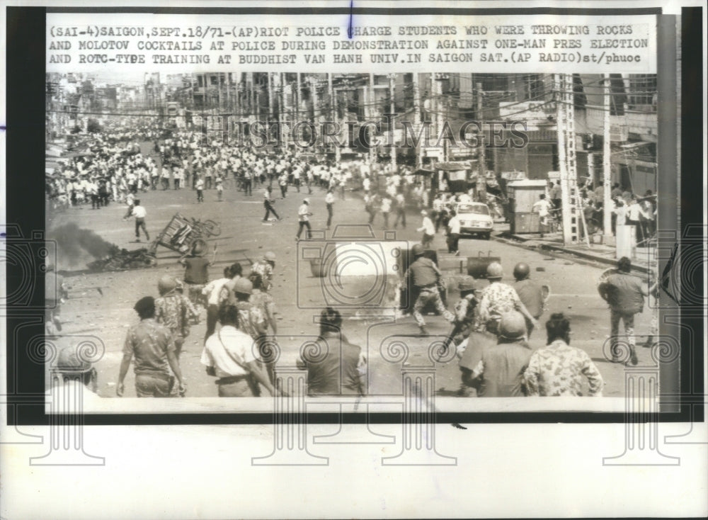 1971 Press Photo Police charges students