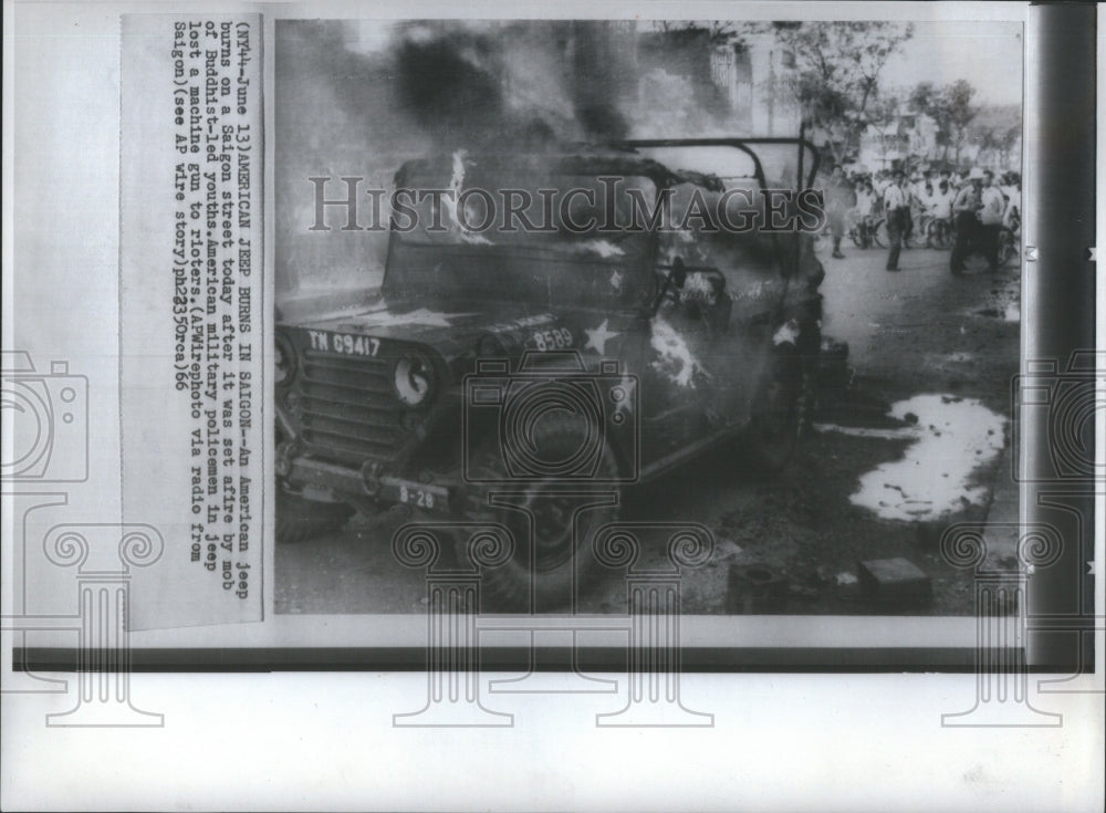 1966 Press Photo American Jeep Burns Saigan Street Yout