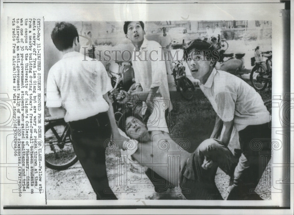 1966 Press Photo Injured Students Tran Lam Hiang