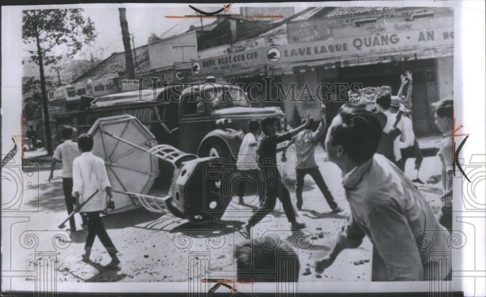 1964 Press Photo Anti Government Demonstration Rioters