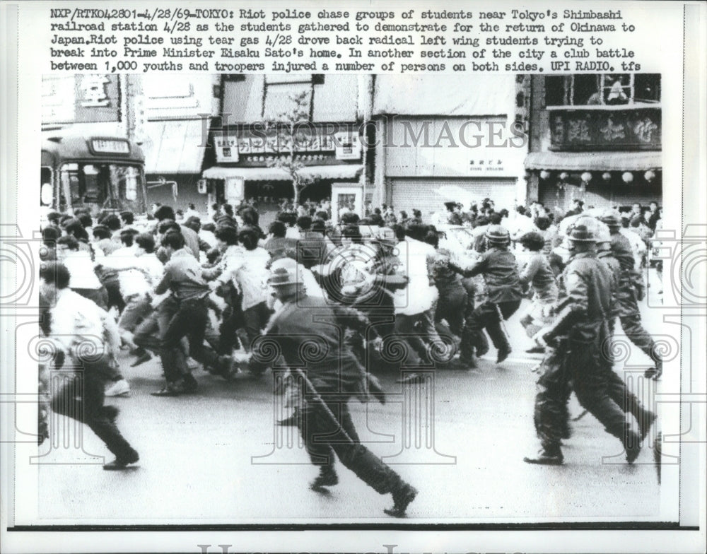 1969 Press Photo Riot Police Chase Groups Tokyo Shimbas