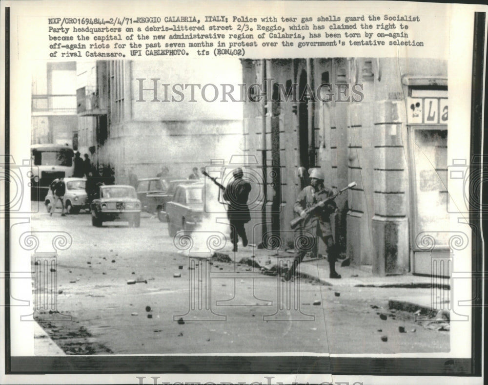 1971 Press Photo Socialist Party Headquarter Debris Lit