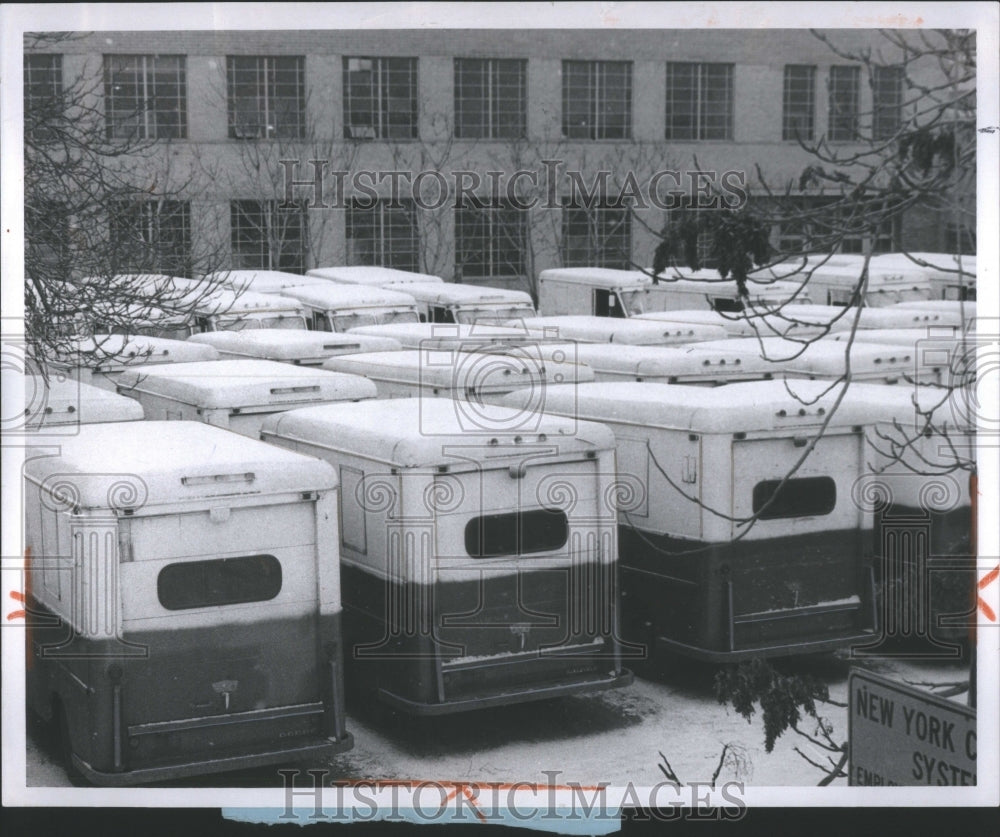 1971 Press Photo Post Office Truck Auction Detroit