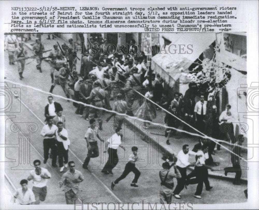 1958 Press Photo Government Troops Rioters Street Beiru