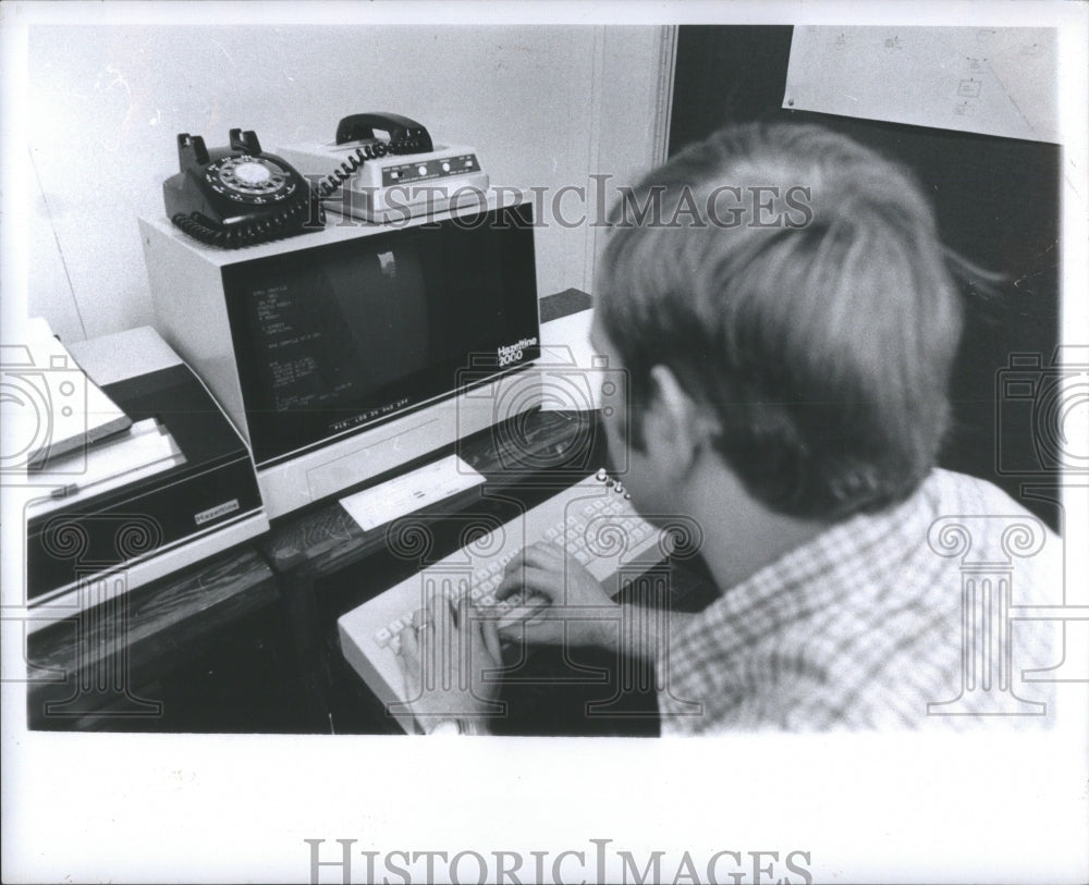 1975 Press Photo Roger Devries TV Screen Truck State