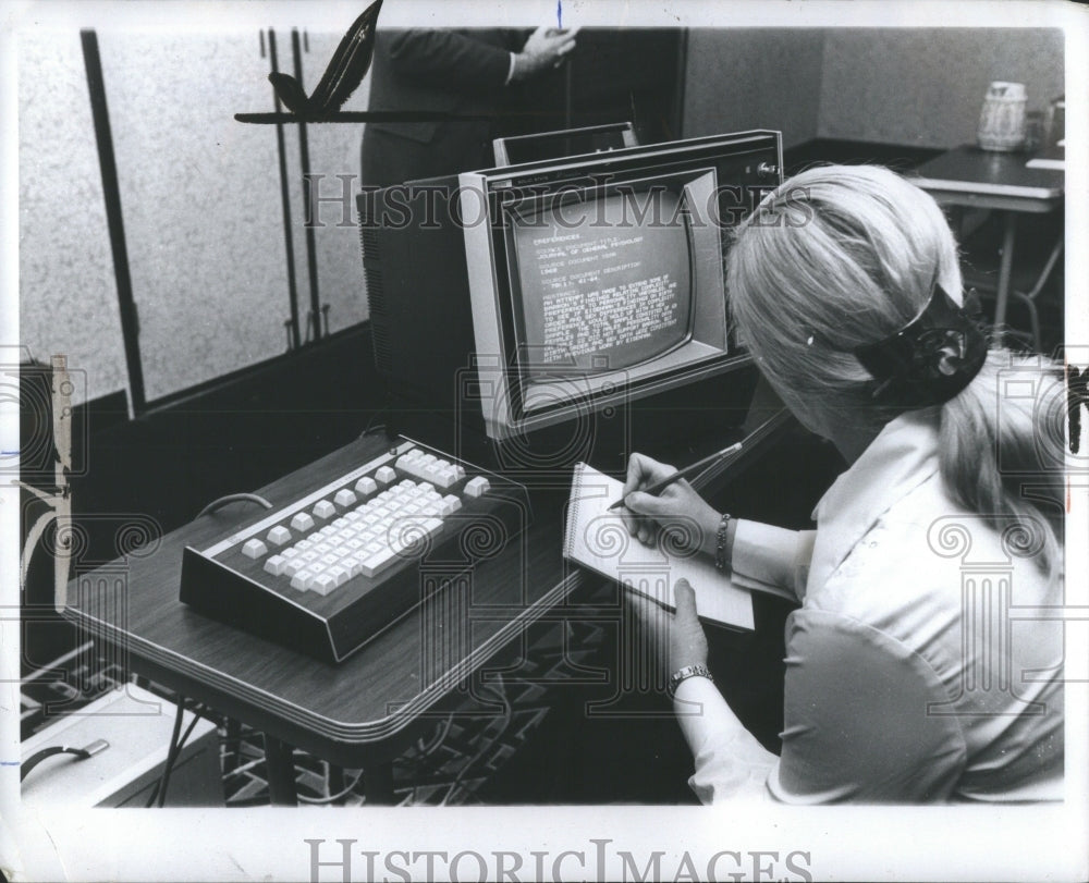 1972 Press Photo Socille De View Computer Operator Pen