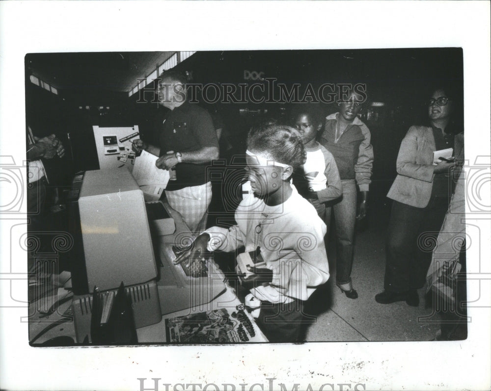 1982 Press Photo Computer Tel Twelve Mall Dawn Chambers