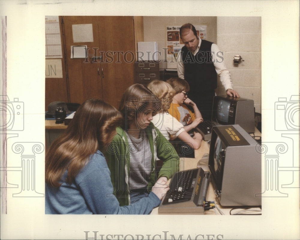 1982 Press Photo Teacher Joseph Foster Middle School