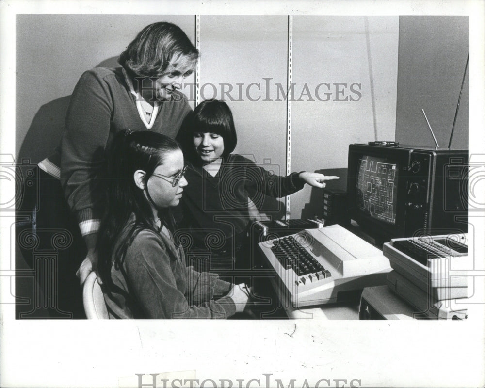 1981 Press Photo Mrs Joyee Nadler Kasi Seated Robin Sta