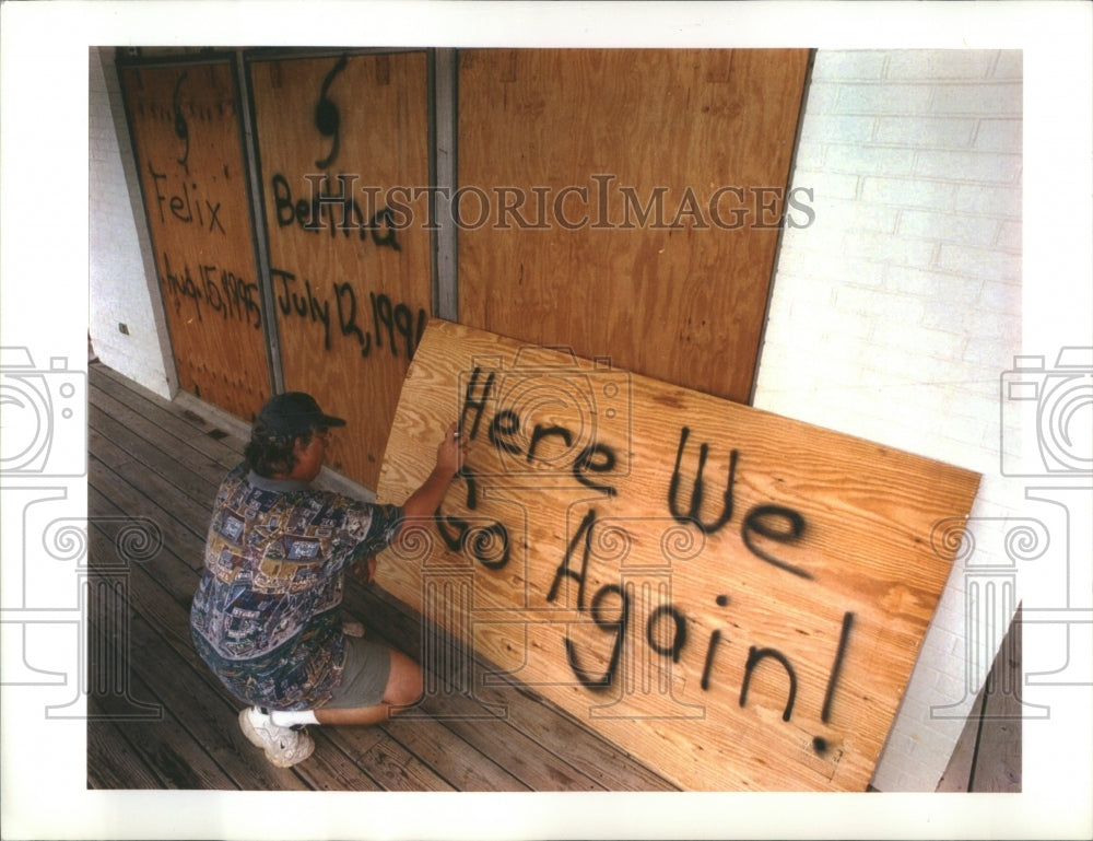 1996 Press Photo Jody Crosswhite Hurricane Bertha NC