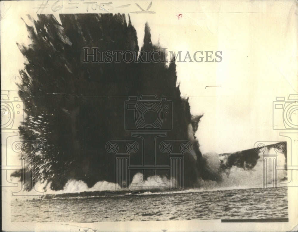 1933 Press Photo Closeup Habitation Crater Eruption