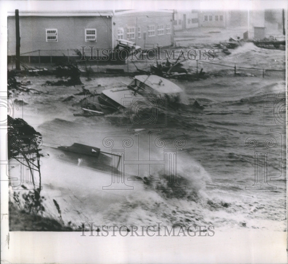 1960 Press Photo Waves Caused Hurricane Donnans Cabin C