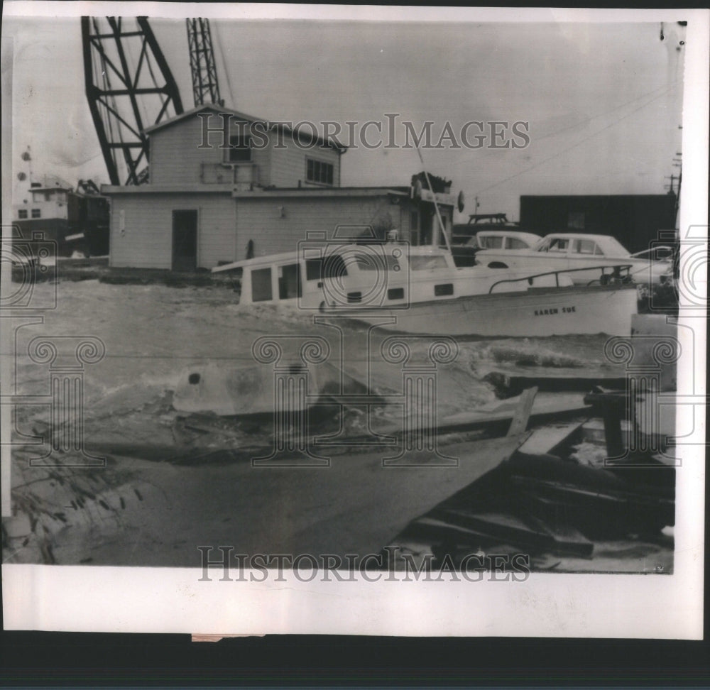 1963 Press Photo Boats Galveston Bay Hurricane Rides