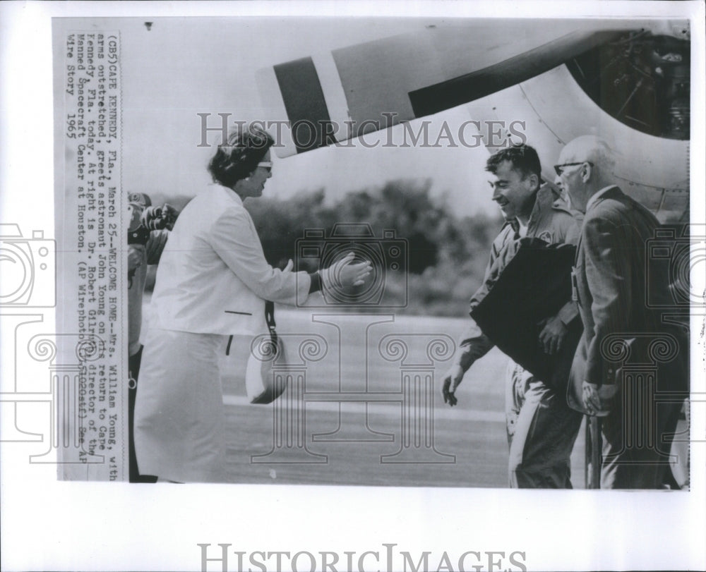 1965 Press Photo Mrs Young Williams John Young Arms
