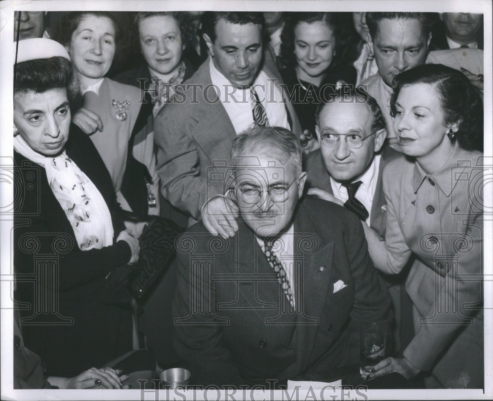 1947 Press Photo Eugene Van Antwerp Friend Mayor Radio