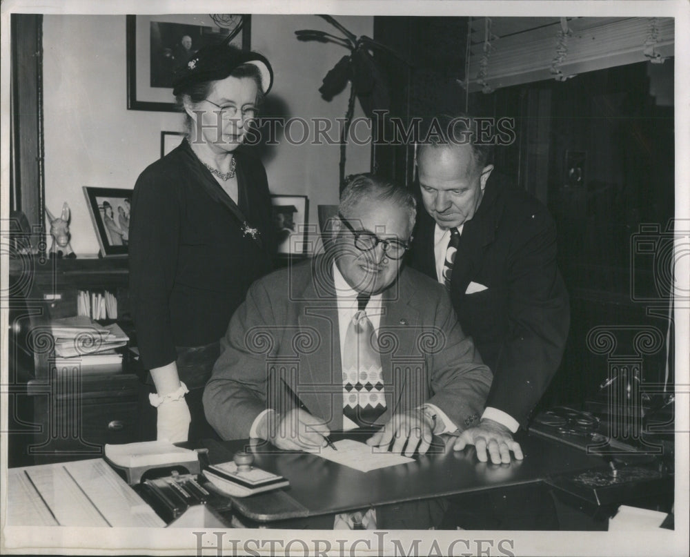 1949 Press Photo Eigene Van Antwerp Mayor City Clerk