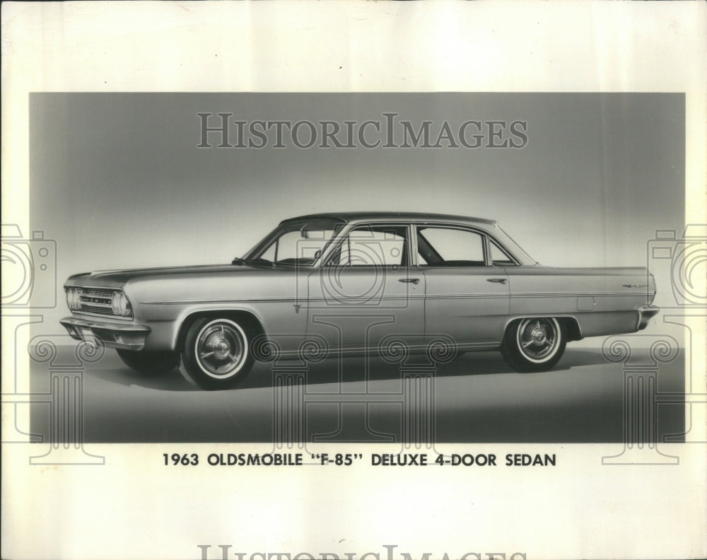 1963 Press Photo 1963 Old Mobile F 85 Deluxe 4 Door Sed