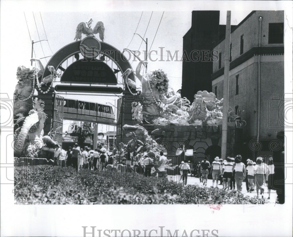 1984 Press Photo Visitors Enter Ornate Gates Louisiana